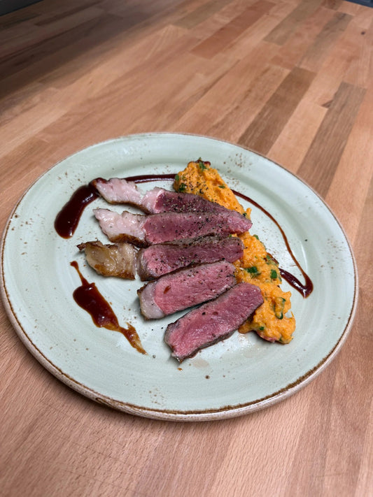 Rib Eye am Knochen mit Süßkartoffelstampf & BBQ-Sauce - fleisch.de