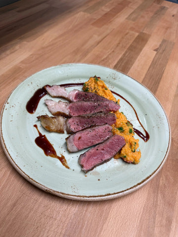 Rib Eye am Knochen mit Süßkartoffelstampf & BBQ-Sauce